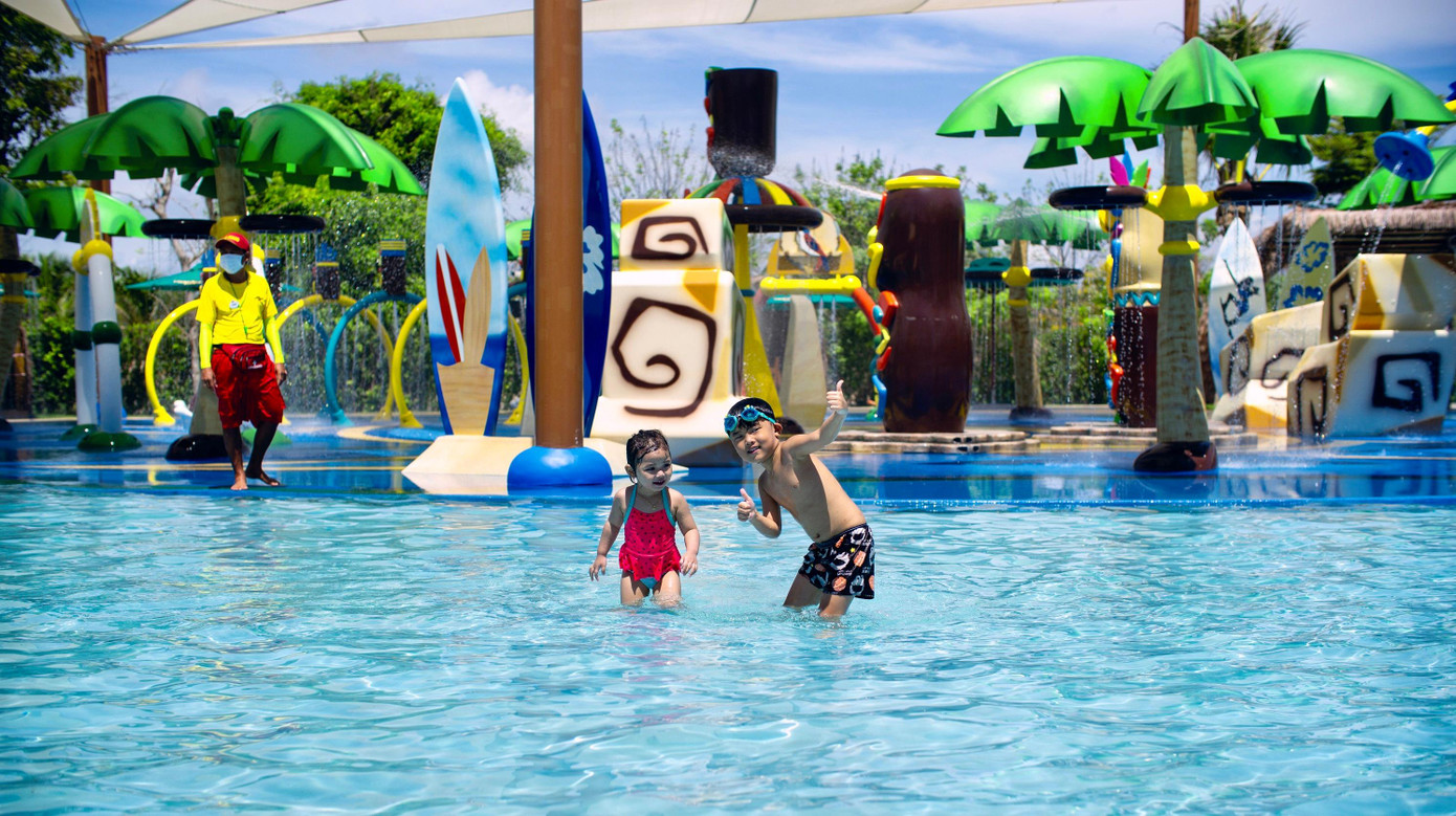 Trong khi đó, hai anh em Quốc Minh và Minh Hà lại được thỏa sức bơi lội với những trò chơi trong công viên nước Tropicana Park.