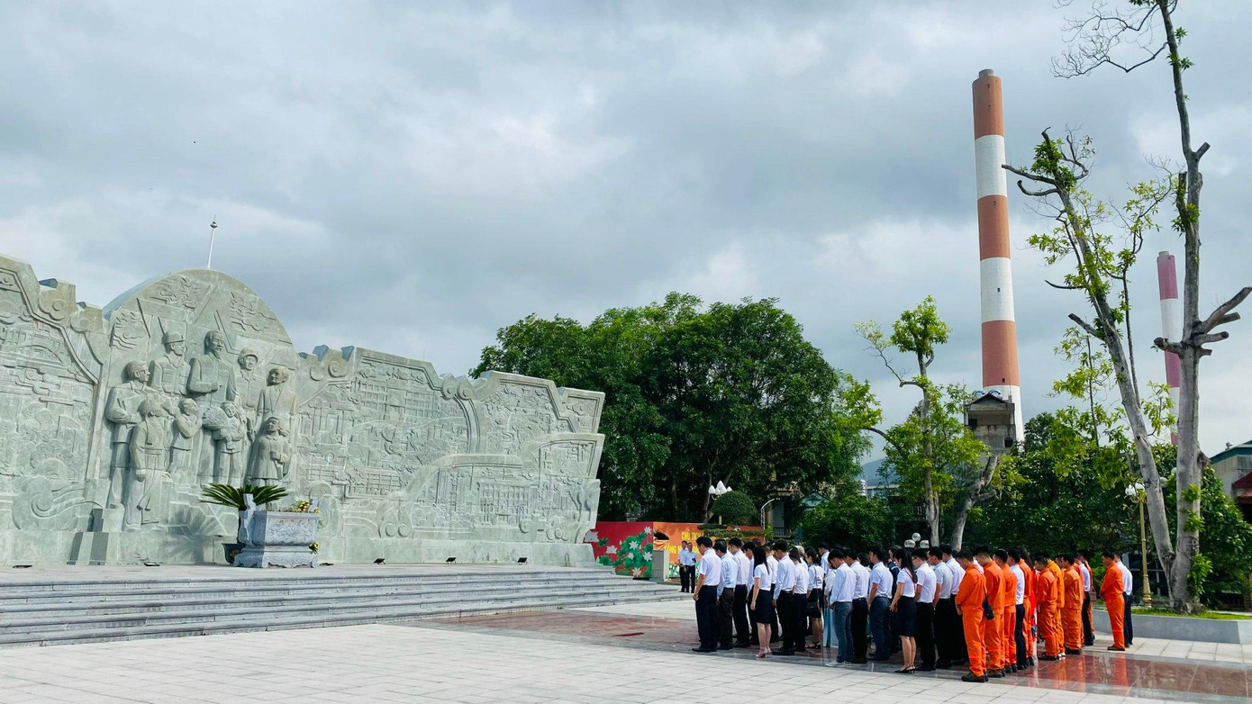 Lễ dâng hương trên Đài tưởng niệm Bác Hồ