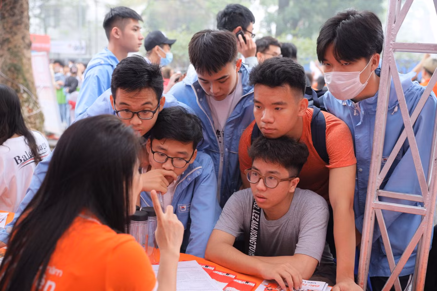 Đội ngũ tư vấn tuyển sinh nhiệt tình, chuyên nghiệp luôn sẵn sàng hỗ trợ thông tin cho các bạn học sinh và quý phụ huynh .