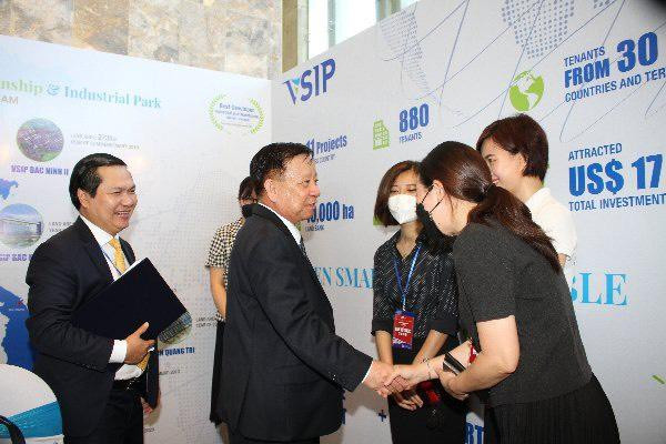 Ông Nguyễn Văn Hùng gặp gỡ các doanh nghiệp đầu tư tại Khu công nghiệp Becamex Bình Định