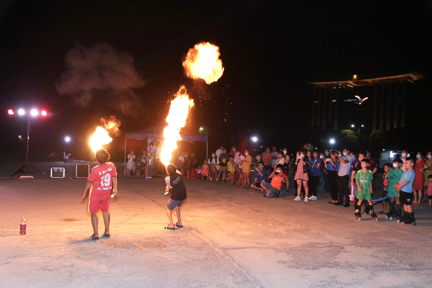 Nhiều trò chơi thu hút sự tham gia của người dân