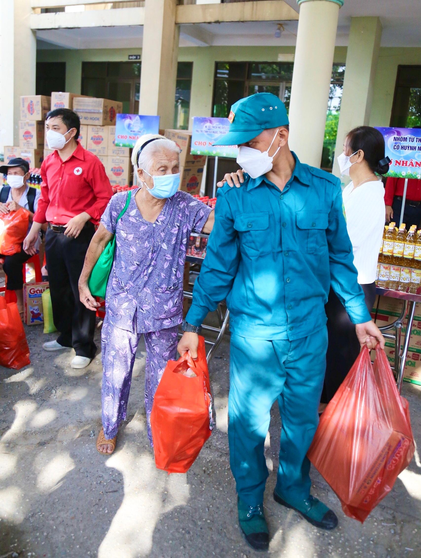 Một cụ bà khiếm thị được hỗ trợ nhận nhu yếu phẩm tại “Chợ 0 đồng”