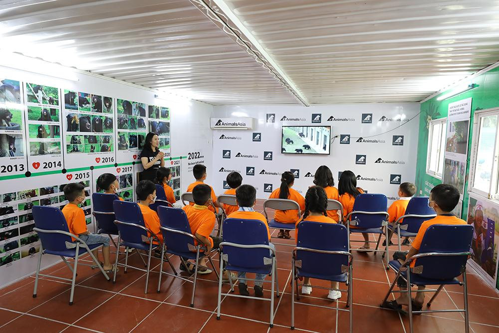 Bên cạnh việc cứu hộ và bảo tồn gấu, Trung tâm cứu hộ gấu Việt Nam thường xuyên tổ chức các chương trình kết hợp cùng nhiều trường học nhằm tuyên truyền, phổ biến và giáo dục trẻ em về bảo vệ động vật hoang dã, bảo vệ môi trường nói chung. Qua đó từng bước thay đổi nhận thức của xã hội dần dần về phúc lợi động vật nói chung.