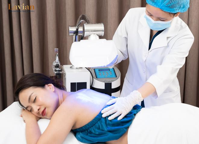 Chiếu ánh sáng Biolight 5D xanh dương điều chỉnh da tiết nhờn, giảm mụn trứng cá và chống lão hóa