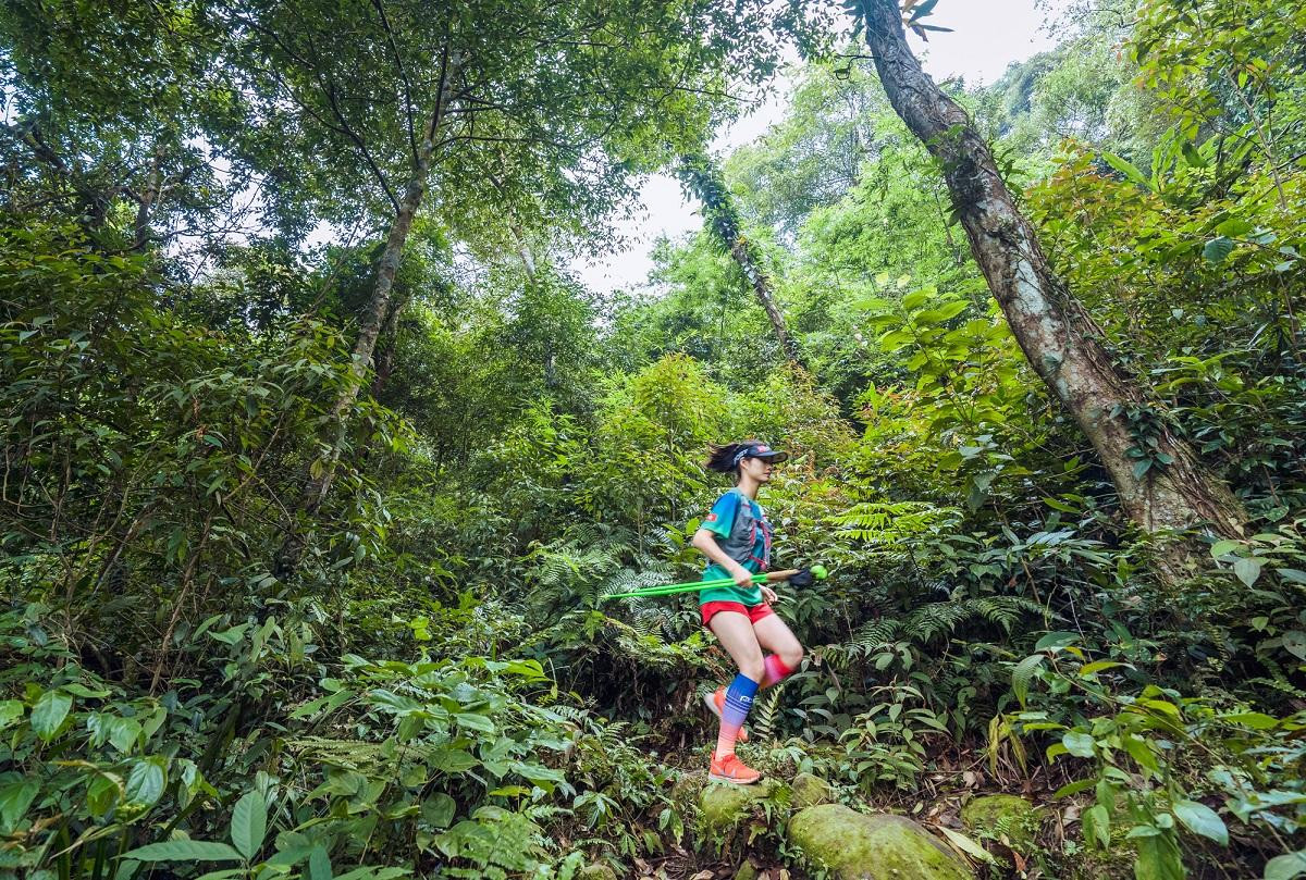 Theo chia sẻ của nhiều VĐV, đây là cung đường khó khi có độ dốc cao và đường chạy hẹp, đòi hỏi sự tập trung và nỗ lực rất lớn.