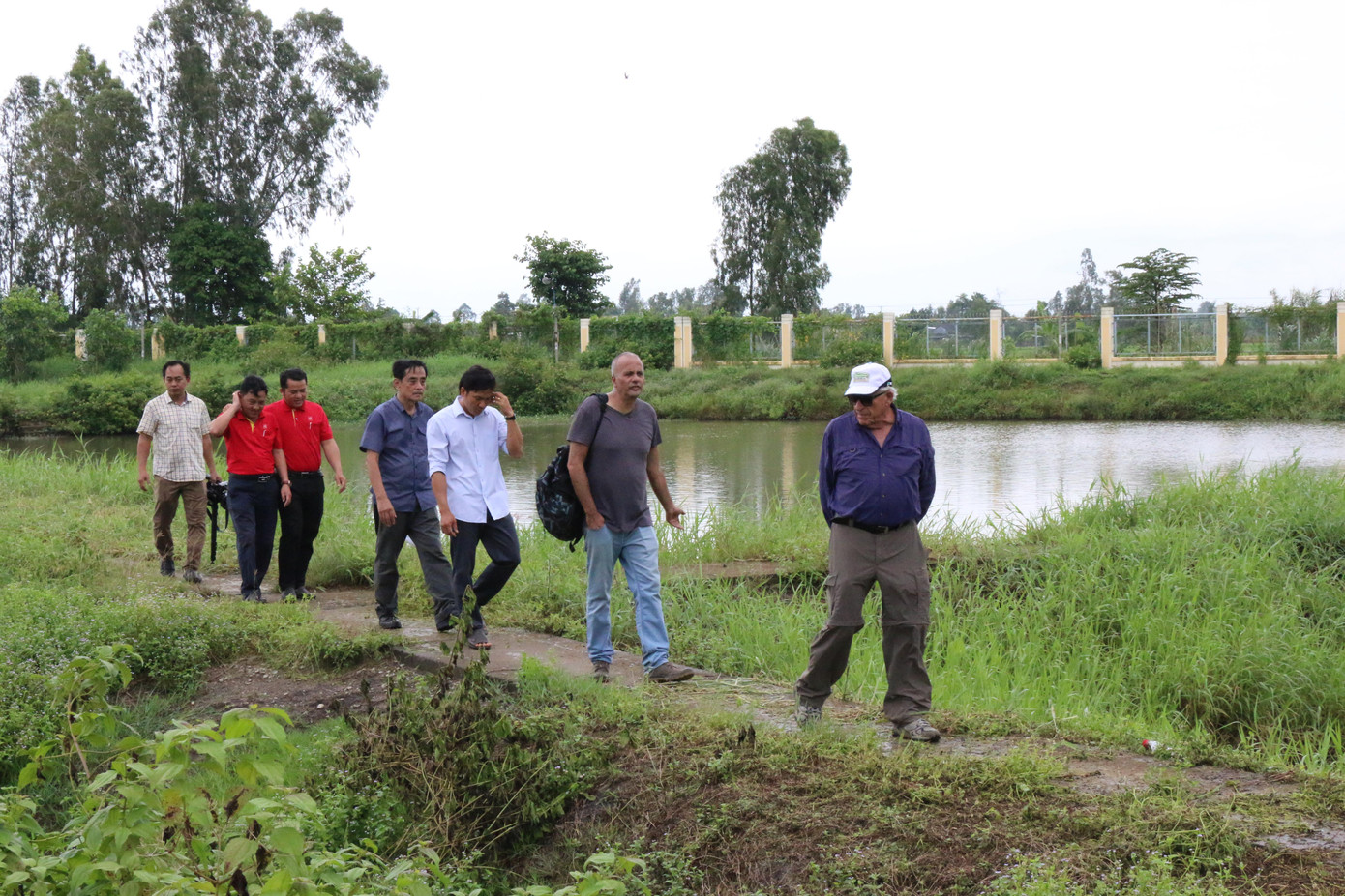 Chuyên gia Israel và cán bộ Sao Mai đi khảo sát thực tế các vùng nuôi