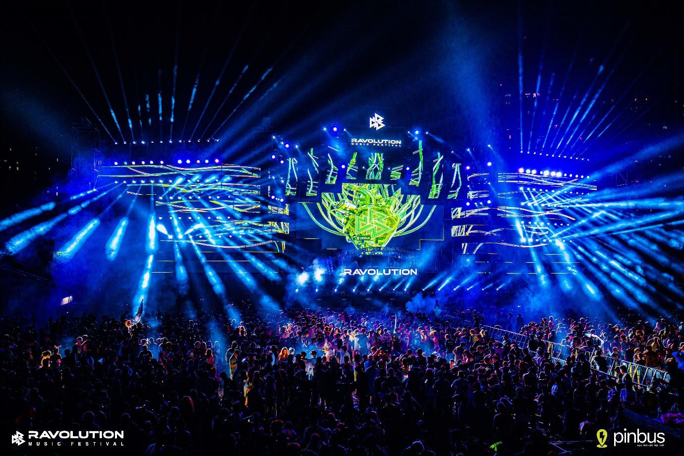 Sân khấu được đầu tư hiệu ứng hình ảnh vô cùng kĩ lưỡng