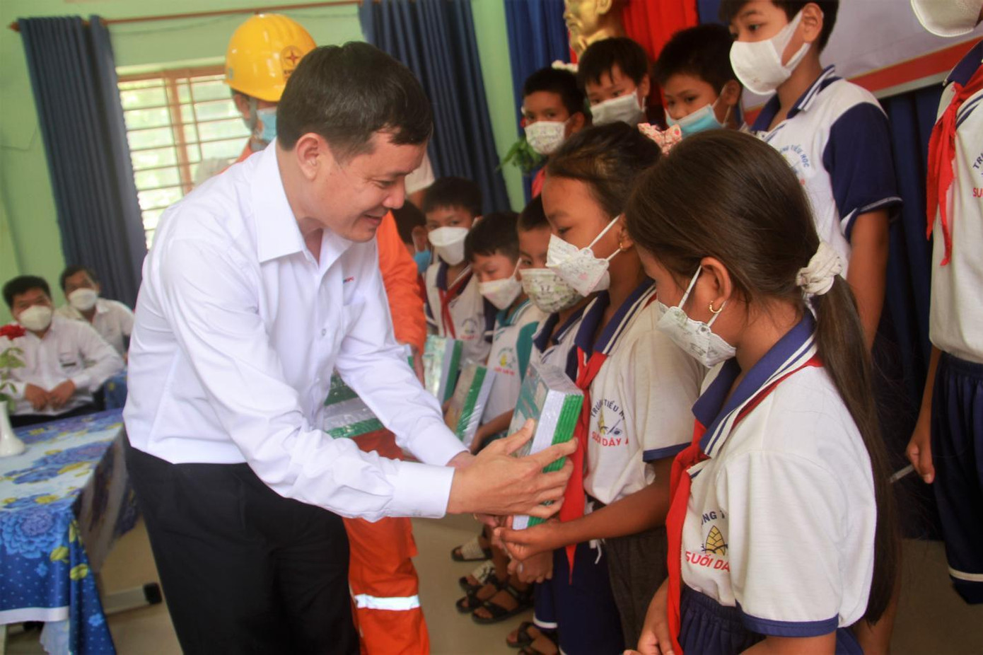 Ông Lê Xuân Thái-Chủ tịch Công đoàn EVNSPC trao quà cho học sinh nghèo hiếu học tại Trường tiểu học Suối Dây A, xã Suối Dây, huyện Tân Châu, tỉnh Tây Ninh.