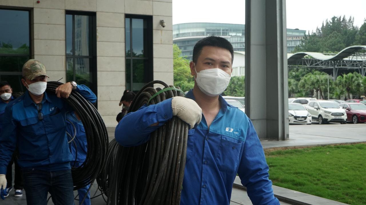 Đội ngũ kỹ thuật viên viễn thông của VNPT trong những ngày gấp rút chuẩn bị và phục vụ cho SEA Games 31