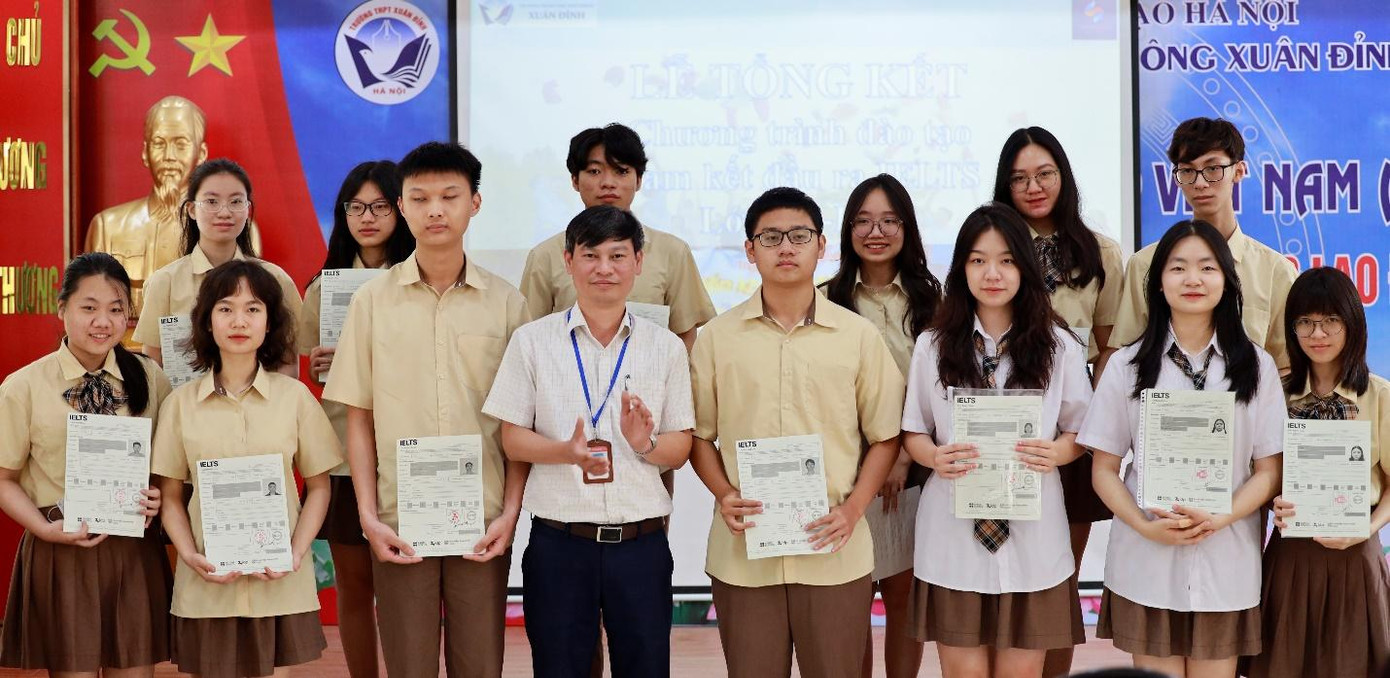 Các học sinh lớp 12D6 đạt điểm IELTS cao được nhà trường khen thưởng