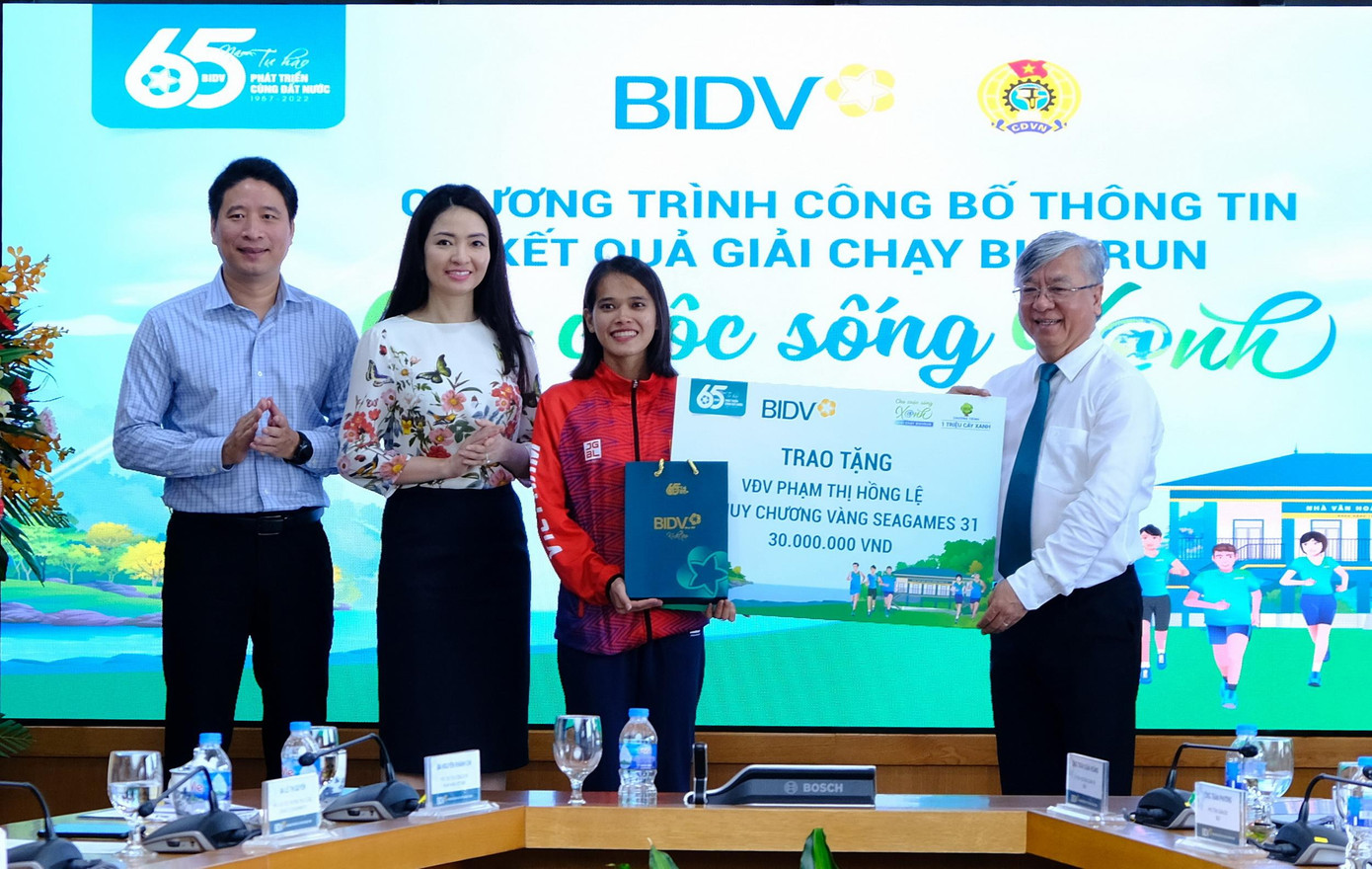 Lãnh đạo BIDV trao thưởng cho VĐV Phạm Thị Hồng Lệ Lãnh đạo BIDV trao thưởng cho VĐV Phạm Thị Hồng Lệ