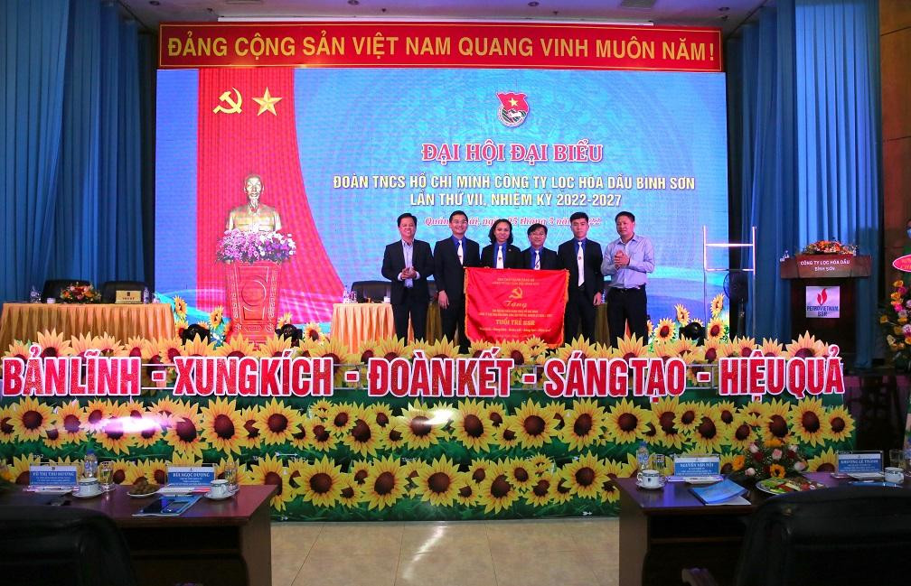 Đồng chí Nguyễn Văn Hội - Bí thư Đảng ủy, Chủ tịch HĐQT và Đồng chí Bùi Ngọc Dương - Phó Bí thư Đảng ủy, Thành viên HĐQT, Tổng Giám đốc tặng bức trướng cho Đoàn Thanh niên BSR. Đồng chí Nguyễn Văn Hội - Bí thư Đảng ủy, Chủ tịch HĐQT và Đồng chí Bùi Ngọc Dương - Phó Bí thư Đảng ủy, Thành viên HĐQT, Tổng Giám đốc tặng bức trướng cho Đoàn Thanh niên BSR.