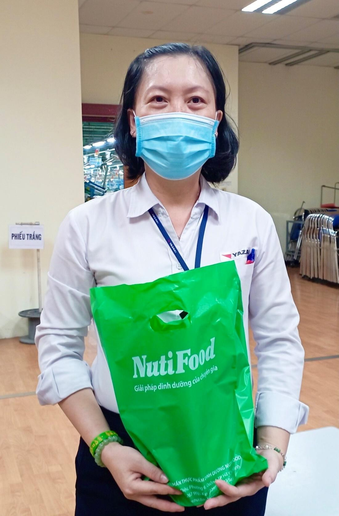 Chị Dương Vâng Nga vui mừng khi nhận được sữa hỗ trợ từ Nutifood