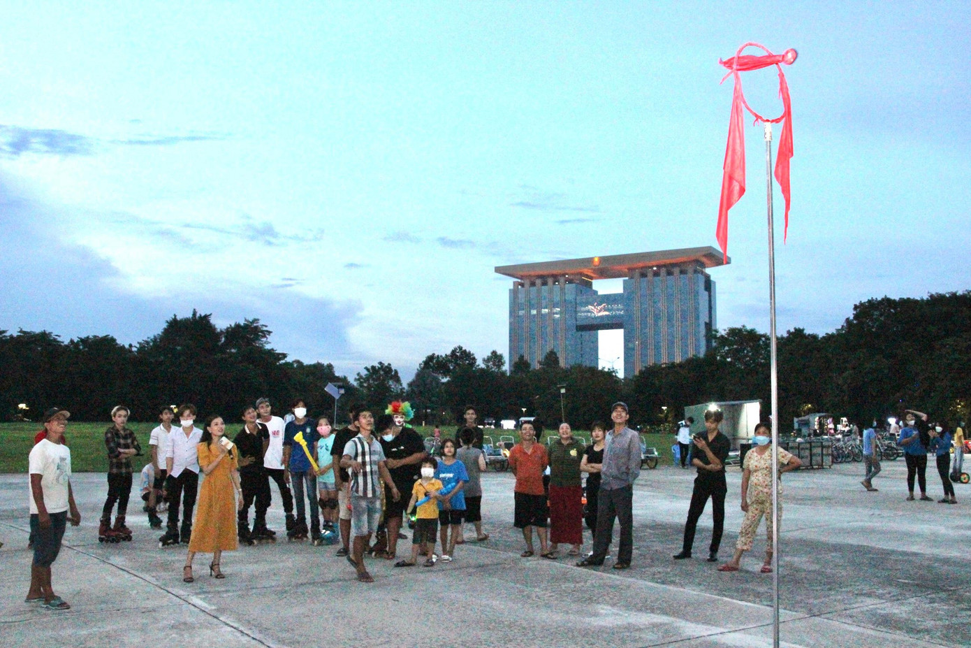 Khán giả thích thú tham gia trò chơi dân gian ném còn