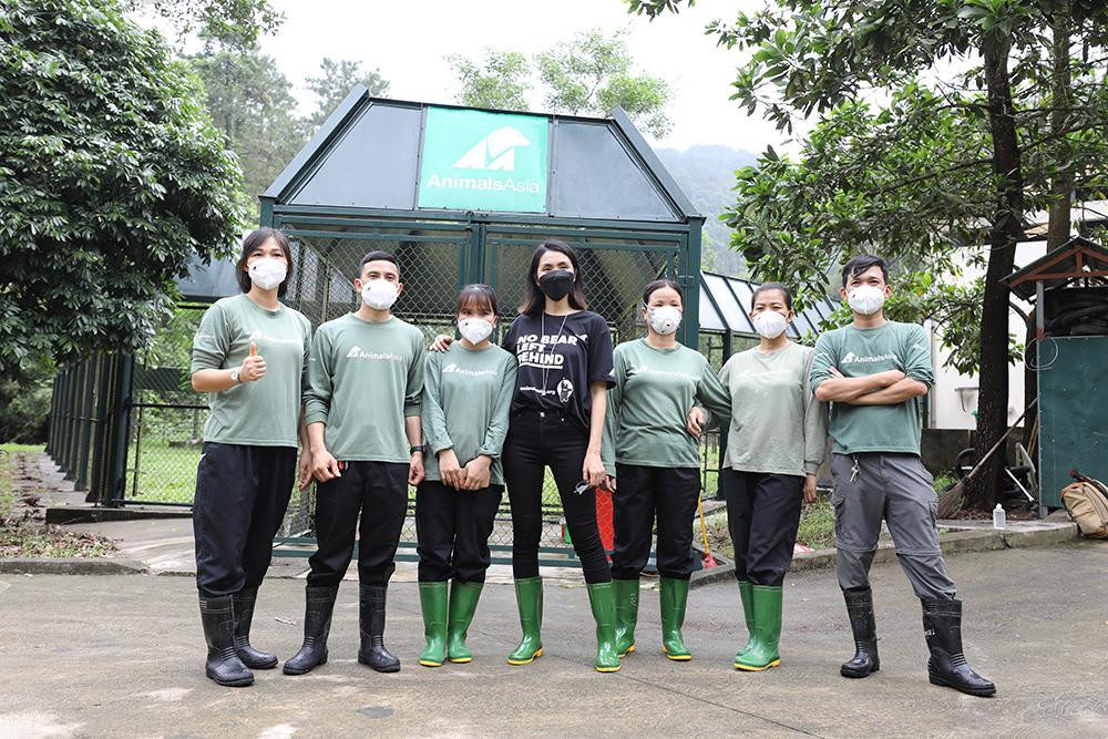 Người mẫu, doanh nhân Tăng Thanh Hà chụp ảnh cùng đội ngũ chăm sóc gấu của Trung tâm cứu hộ gấu Việt Nam.