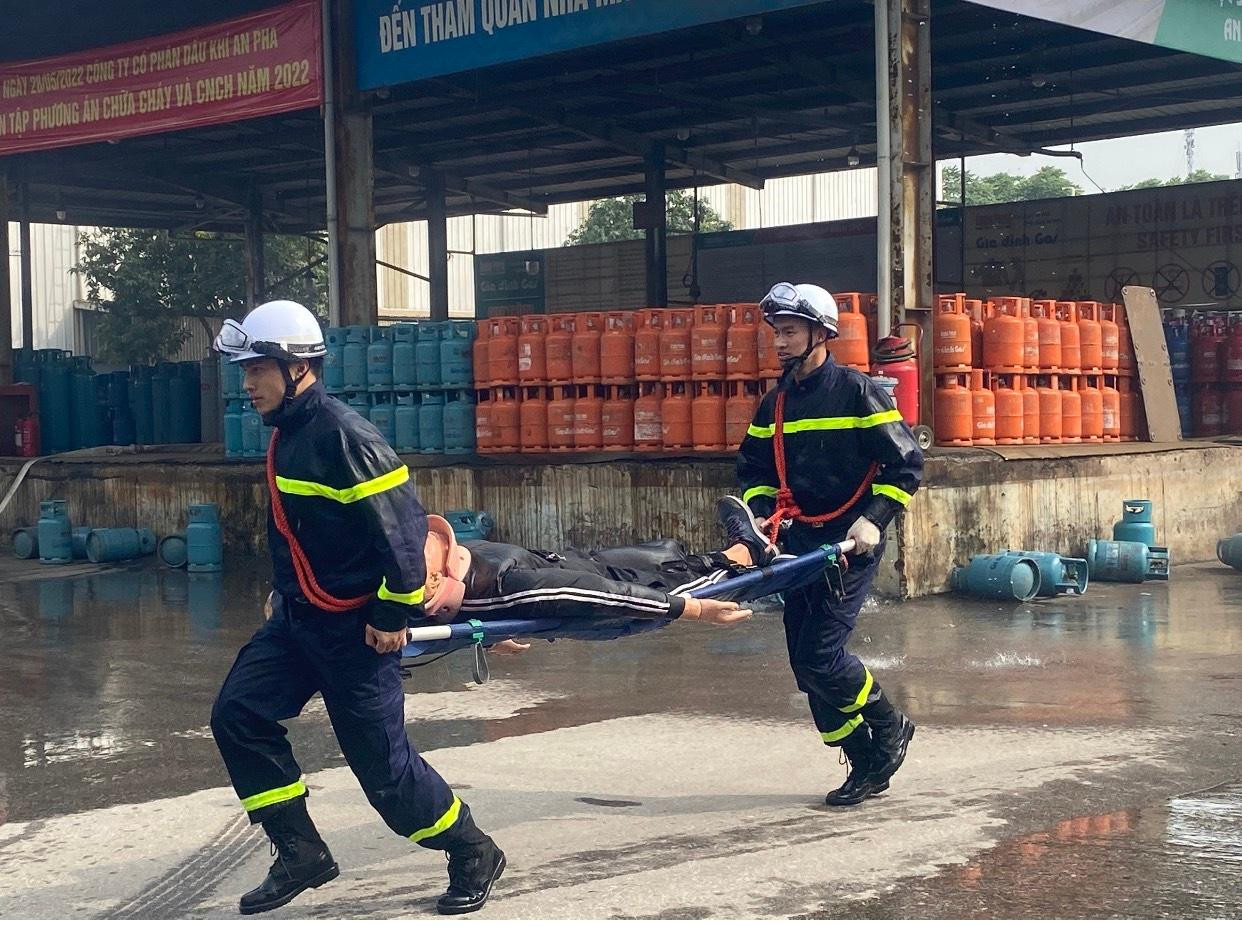 Diễn tập cứu hộ cứu nạn tại công ty.