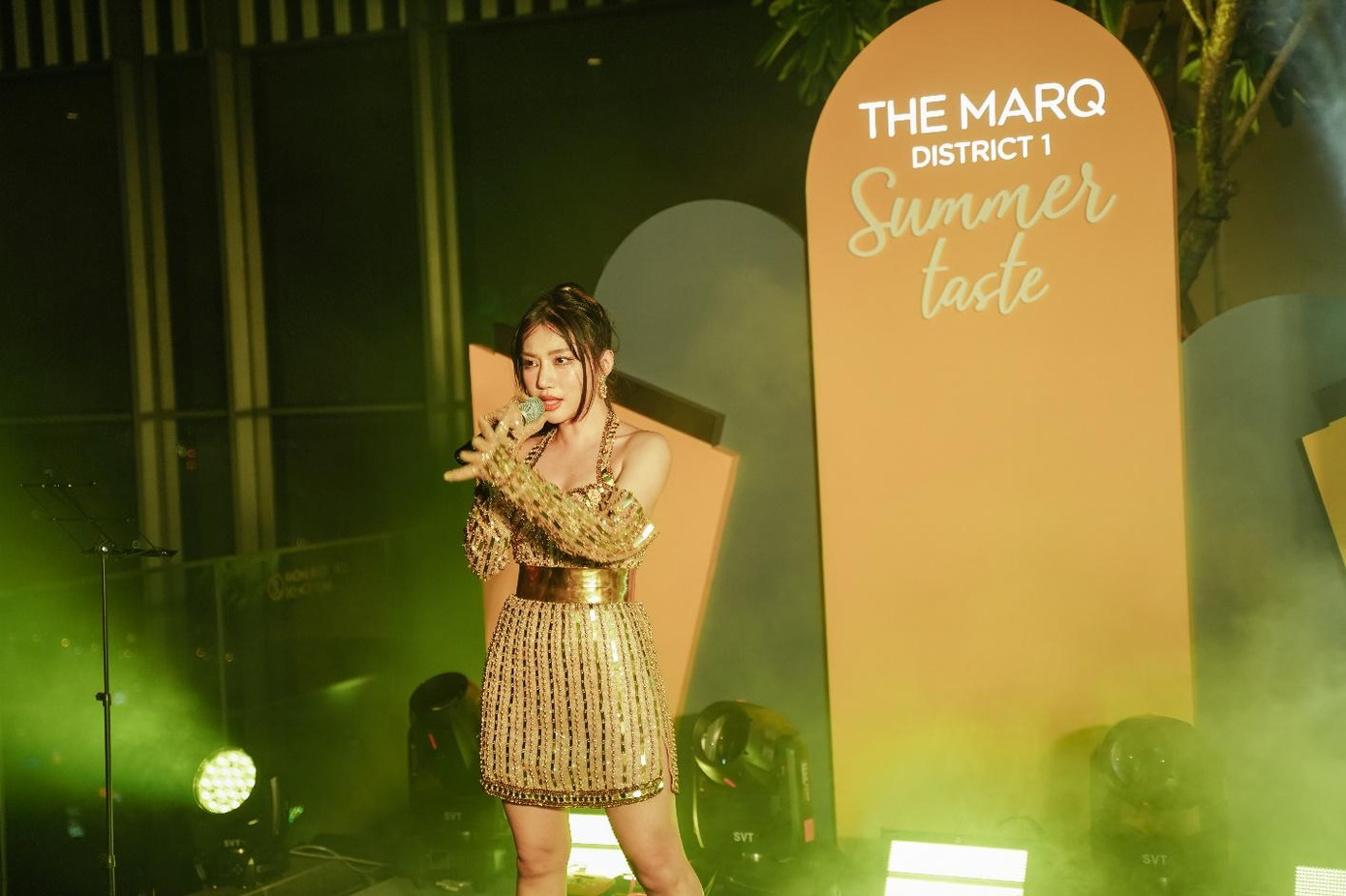 Nữ ca sĩ nổi tiếng Orange trình diễn đầy sôi động tại buổi tiệc