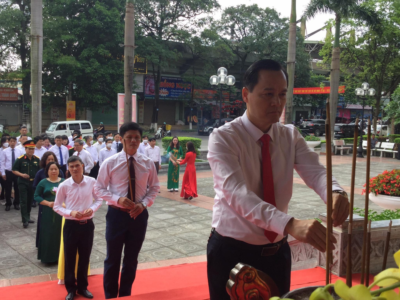 Nhân dịp Kỷ niệm 132 năm ngày sinh nhật Bác, Ban tổ chức cuộc thi thành kính dâng hương, dâng hoa tại Khu lưu niệm Chủ tịch Hồ Chí Minh tại thành phố Lạng Sơn - Ảnh: Duy Chiến Nhân dịp Kỷ niệm 132 năm ngày sinh nhật Bác, Ban tổ chức cuộc thi thành kính dâng hương, dâng hoa tại Khu lưu niệm Chủ tịch Hồ Chí Minh tại thành phố Lạng Sơn - Ảnh: Duy Chiến