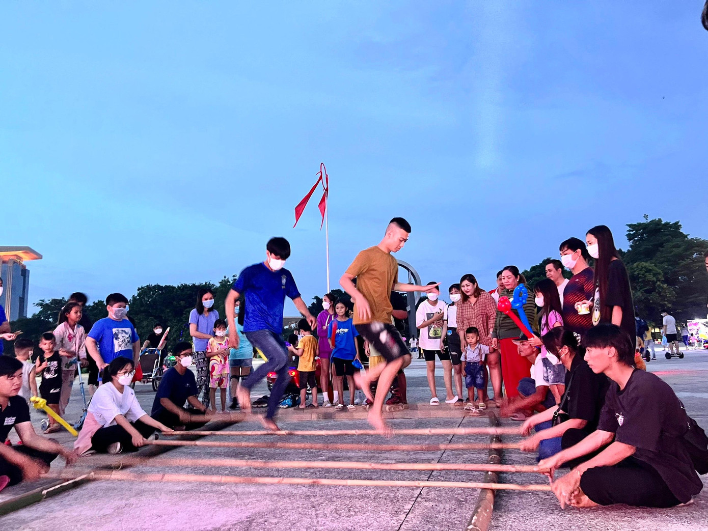 Các bạn trẻ hào hứng khi được tham gia trò chơi dân gian nhảy sạp tại chương trình