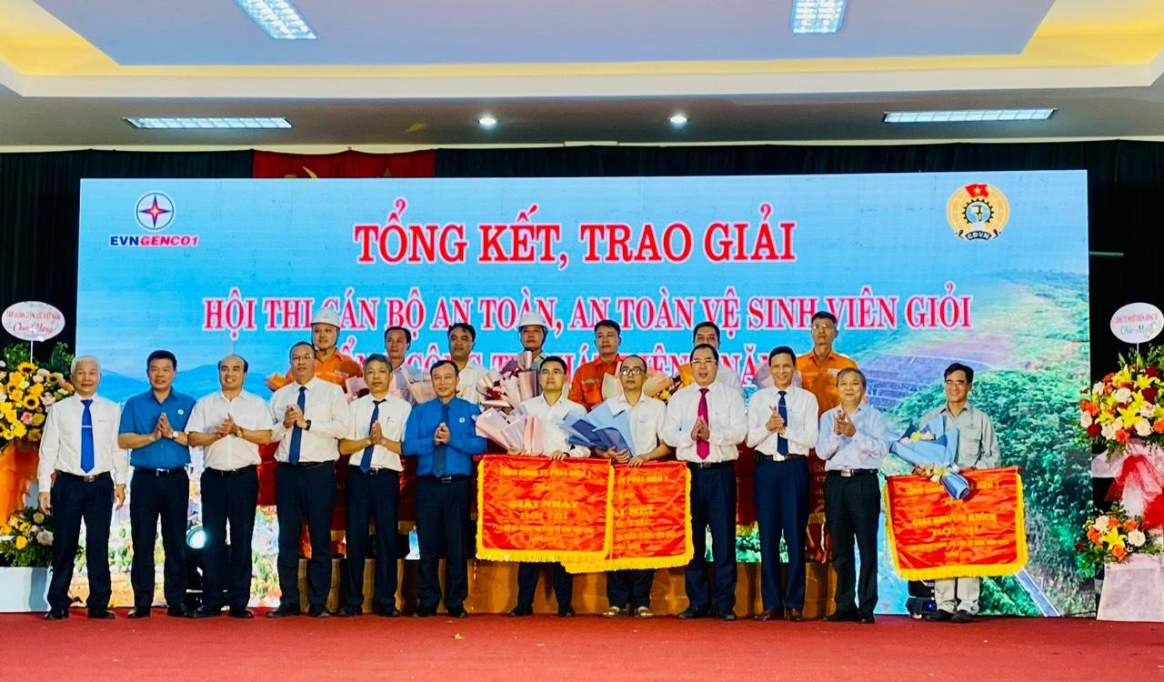 Trao giải cho các đội thi tham gia Hội thi