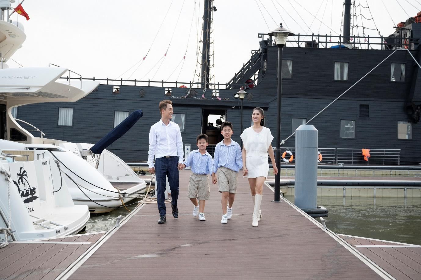 Gia đình Đăng Khôi – Thủy Anh ấn tượng mạnh với Tổ hợp quảng trường - bến du thuyền Aqua Marina đẳng cấp tại Aqua City