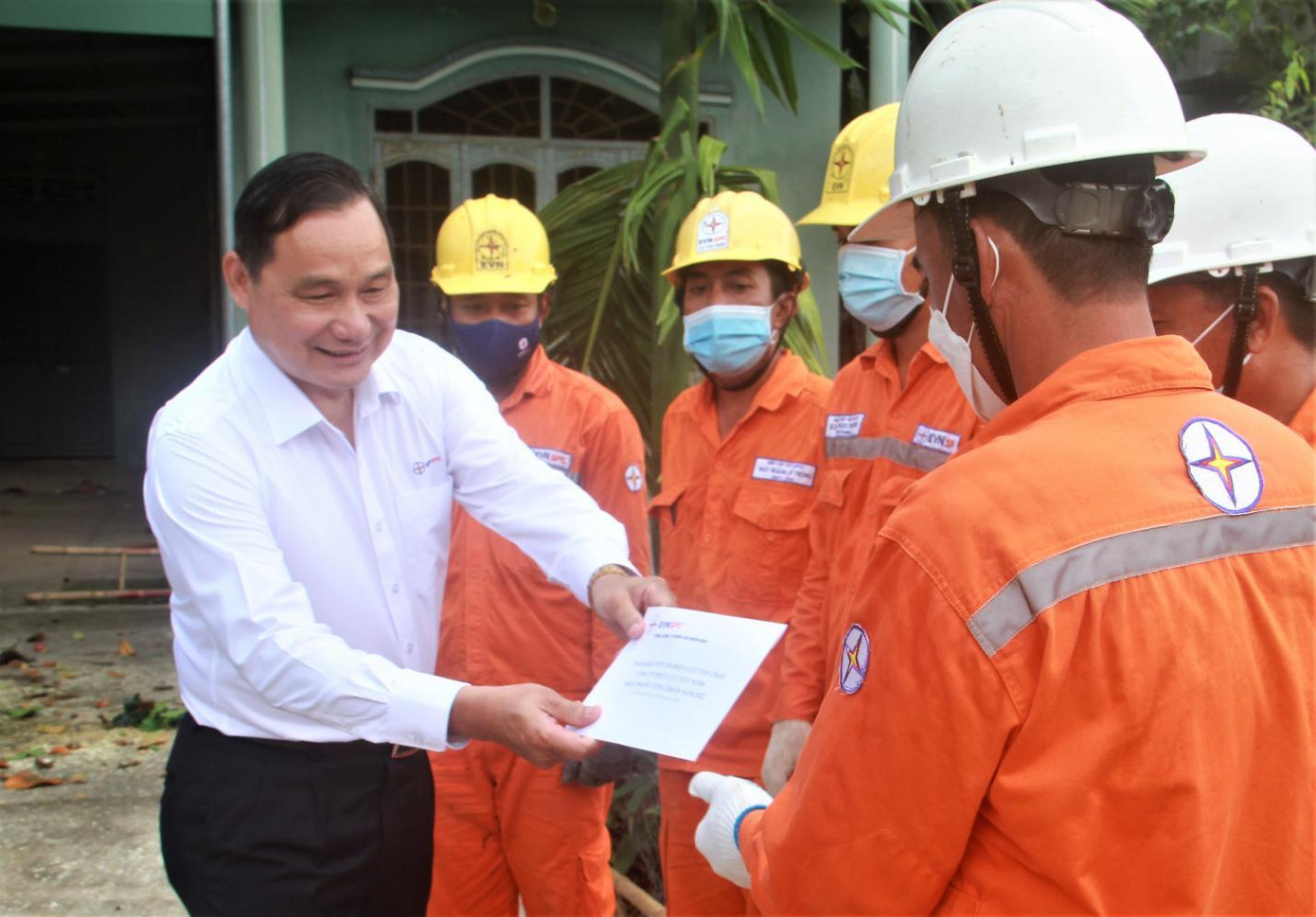 Ông Nguyễn Văn Hợp – Chủ tịch Hội đồng thành viên EVNSPC thăm hỏi, động viên cán bộ, công nhân viên Điện lực Tân Châu (Công ty Điện lực Tây Ninh) đang làm việc tại hiện trường.