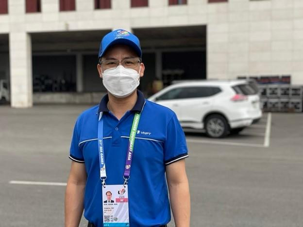 Anh Khương Ngọc Bính – Chuyên viên kỹ thuật hỗ trợ phát hình vệ tinh tại Trung tâm Hội nghị Quốc gia