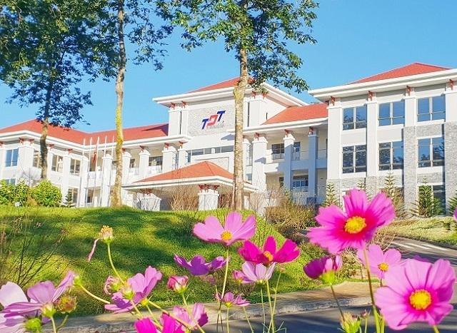 Lối kiến trúc cổ và hoa đan xen nhẹ nhàng khoe sắc