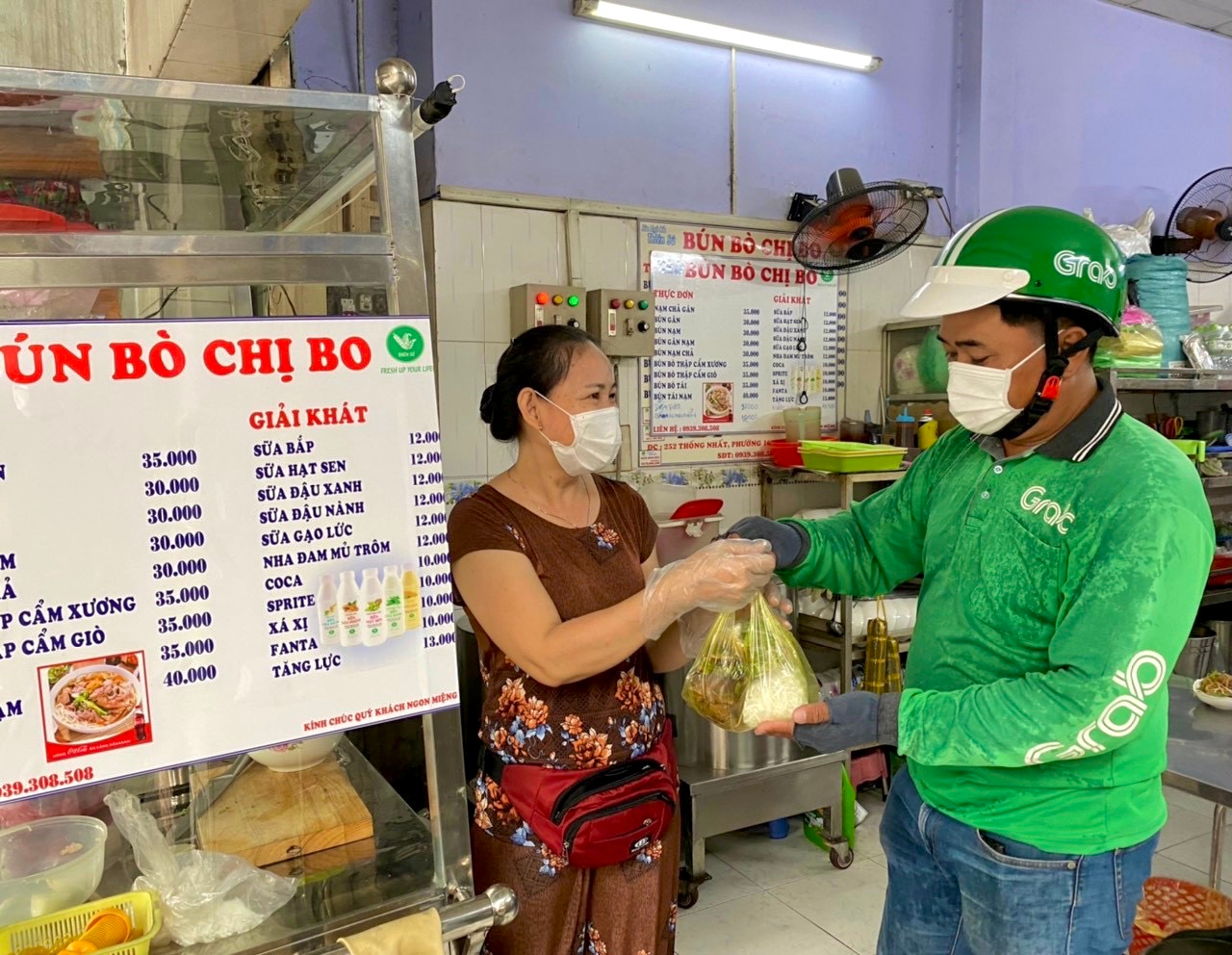 Nhờ hợp tác chặt chẽ với Grab, quán Bún bò Chị Bo đạt kỷ lục “nổ” 21 đơn cùng một lúc