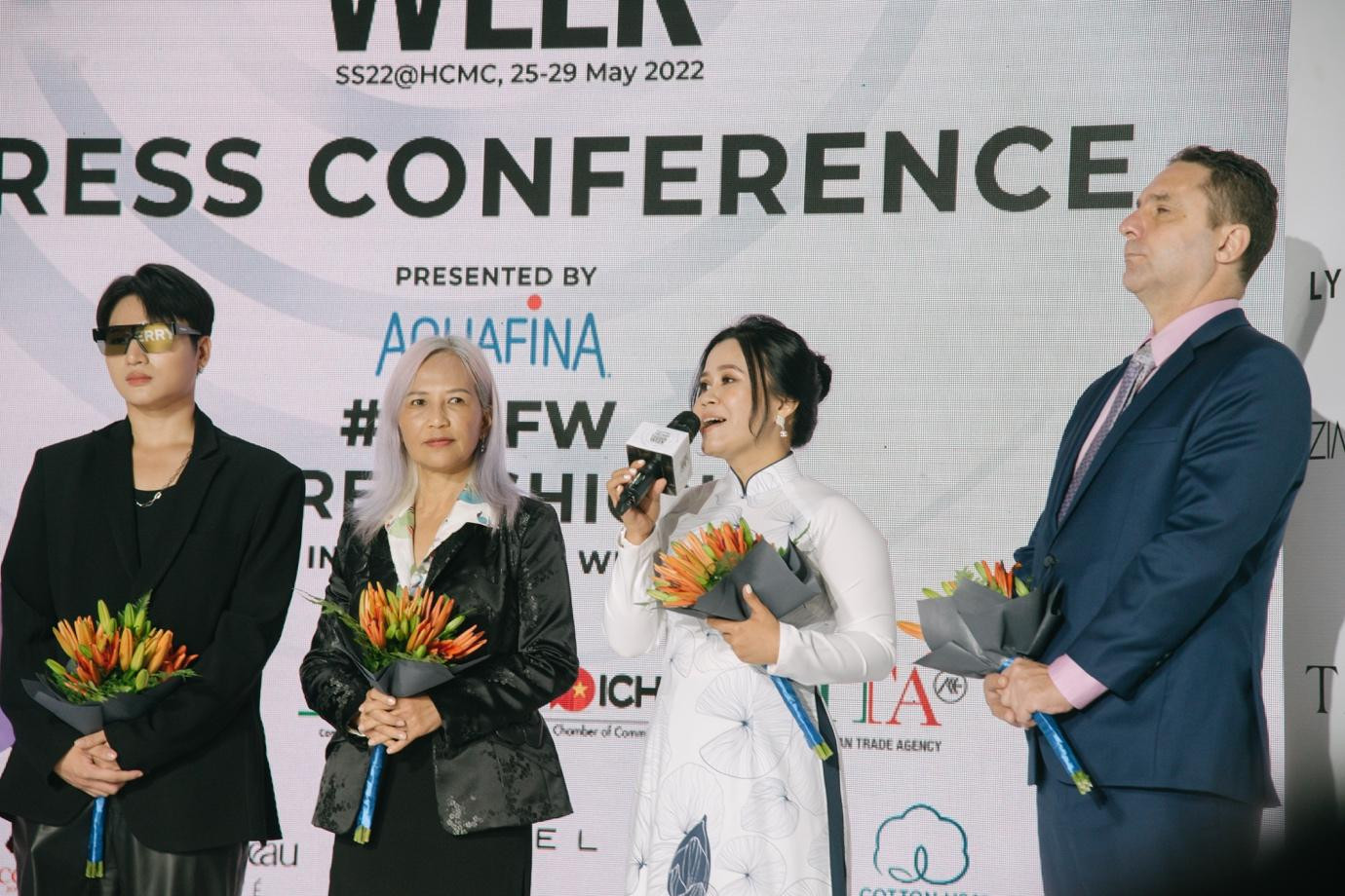 Tổng giám đốc Faslink Trần Hoàng Phú Xuân (áo trắng) chia sẻ đồng hành cùng các NTK lan toả xu hướng chuyển đổi xanh và thời trang bền vững