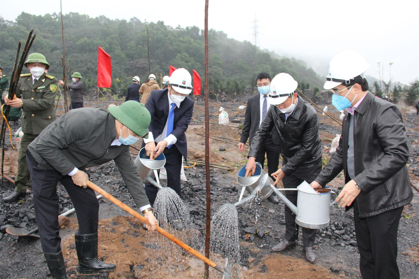 Lãnh đạo TP Cẩm Phả và TKV tham gia trồng cây tại Lễ phát động Tết trồng cây “Đời đời nhớ ơn Bác Hồ”.