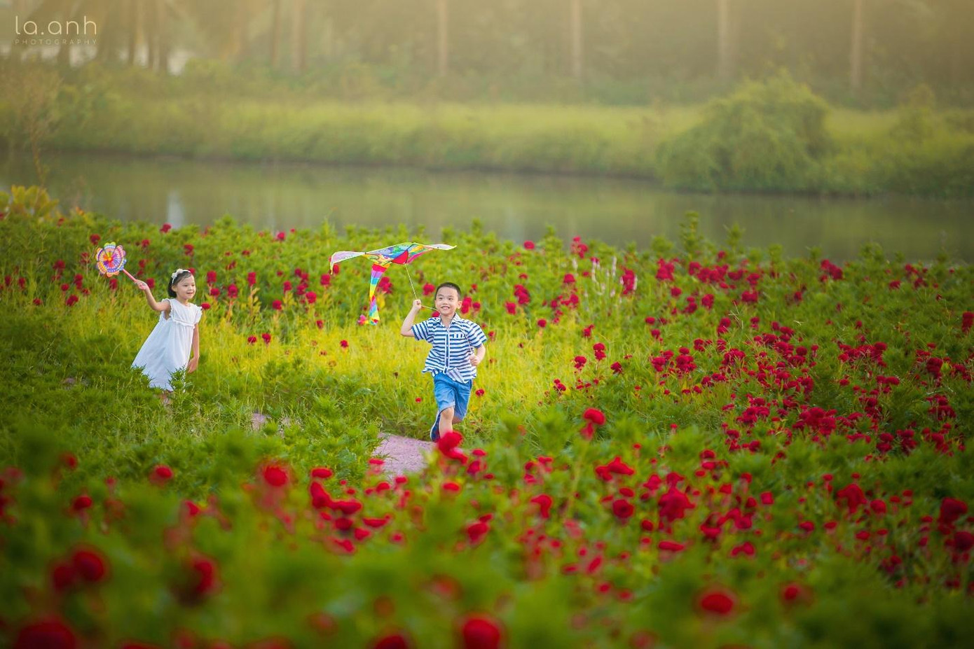 Trẻ em thả diều trong khu vườn rực rỡ sắc hoa. Trẻ em thả diều trong khu vườn rực rỡ sắc hoa.
