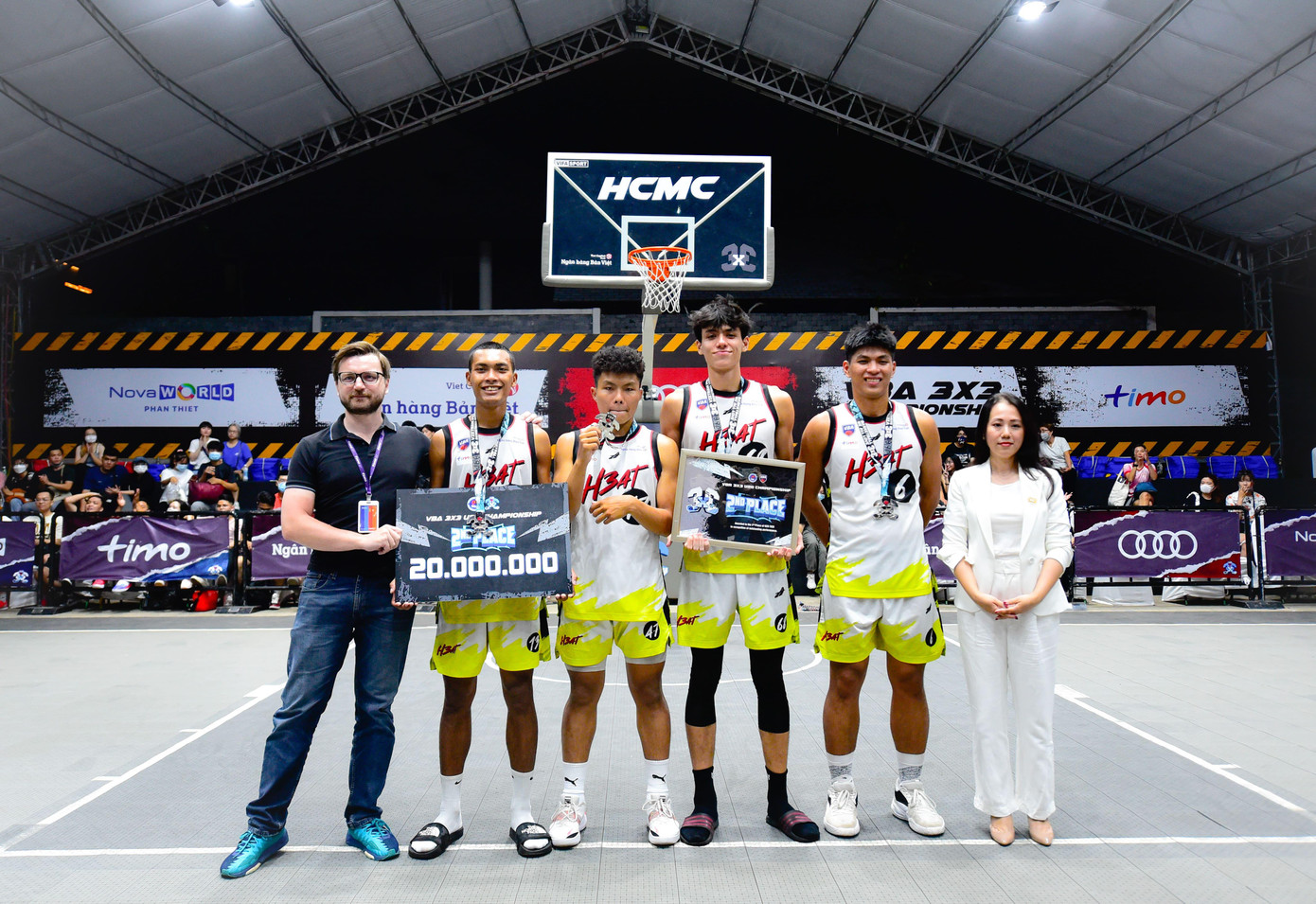 Ông Jonas Eichhorst – Đại diện Ban lãnh đạo ngân hàng số Timo trao giải cho các cầu thủ trẻ U20 Saigon Heat – Ảnh: Nguồn VBA