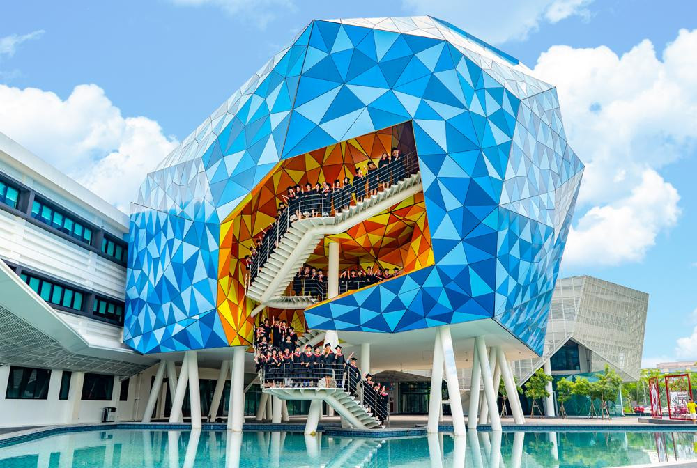 Bên cạnh những hỗ trợ về tài chính, sinh viên nhận học bổng được hưởng trọn vẹn các quyền lợi của sinh viên BUV như chương trình học, các chương trình thực tập và hỗ trợ sinh viên… Bên cạnh những hỗ trợ về tài chính, sinh viên nhận học bổng được hưởng trọn vẹn các quyền lợi của sinh viên BUV như chương trình học, các chương trình thực tập và hỗ trợ sinh viên…