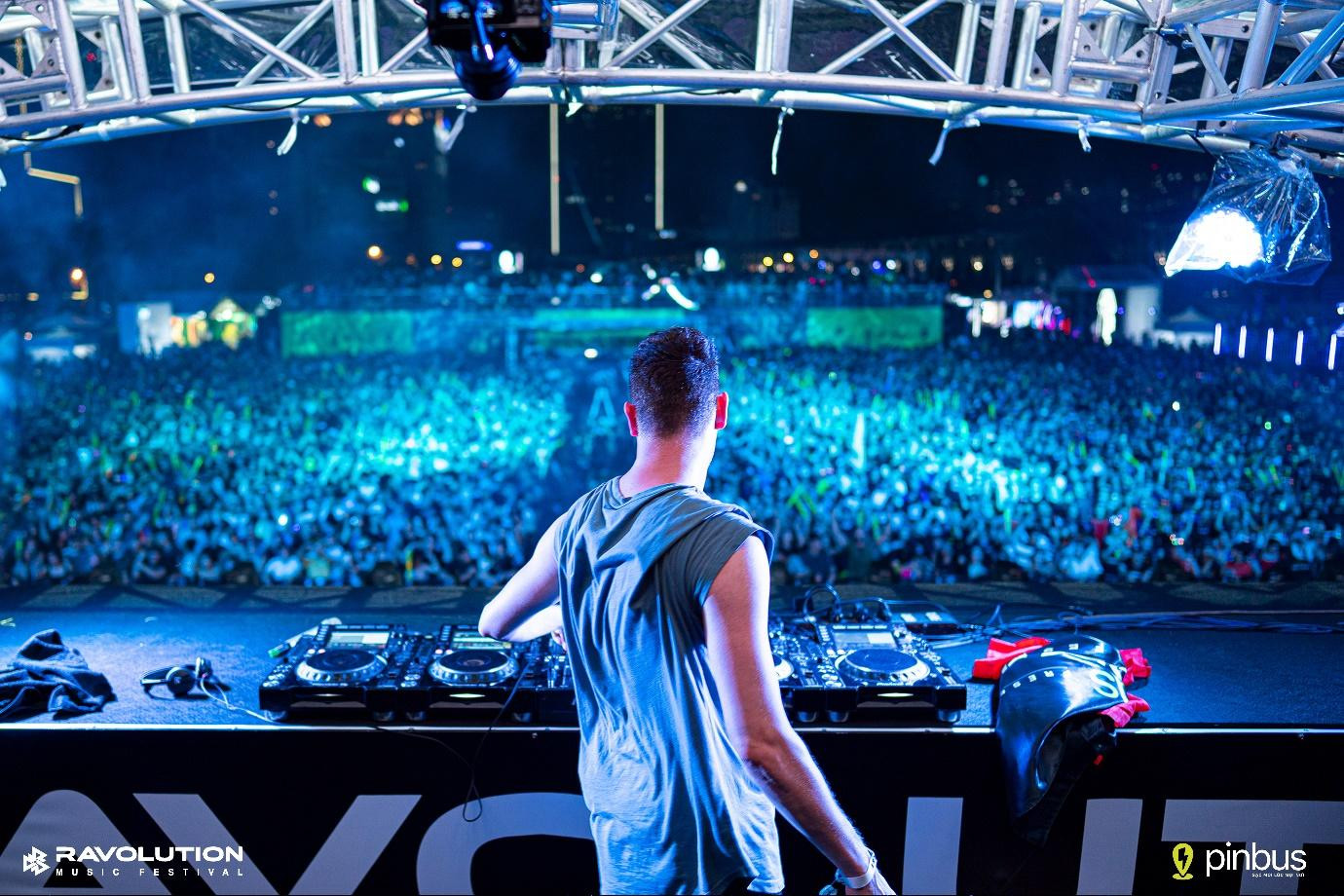 Tất cả những ai tham dự bữa tiệc đều “nổ tung" vì năng lượng cuồng nhiệt trong set nhạc của Frontliner