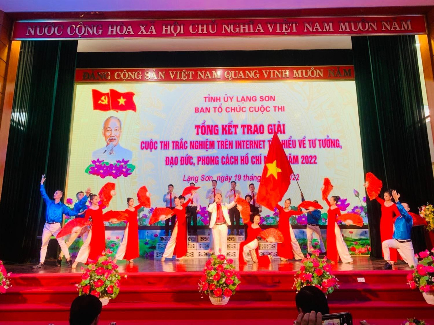 Bài ca dâng Bác- sự lan tỏa của cuộc thi “Tìm hiểu về tư tưởng, đạo đức, phong cách Hồ Chí Minh” - Ảnh: Duy Chiến Bài ca dâng Bác- sự lan tỏa của cuộc thi “Tìm hiểu về tư tưởng, đạo đức, phong cách Hồ Chí Minh” - Ảnh: Duy Chiến