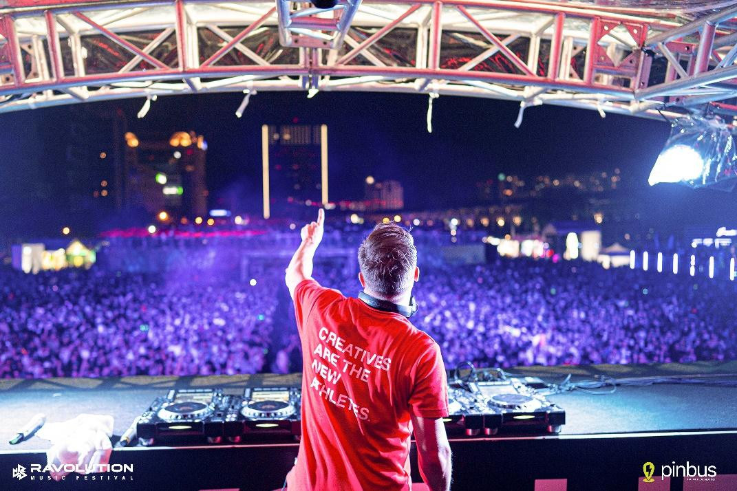 Đây là những gì mà âm hưởng Trance của Jeffrey Sutorius đã cuốn lấy mọi giác quan của người tham dự