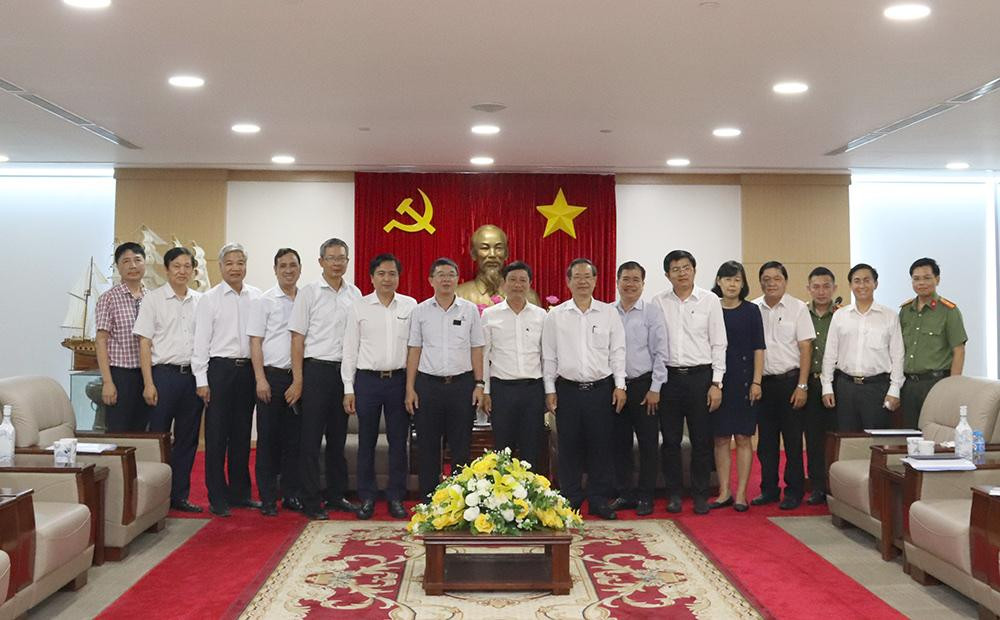 Lãnh đạo UBND tỉnh Bình Dương và các sở ngành liên quan chụp ảnh cùng Lãnh đạo EVNNPT và các đơn vị trực thuộc