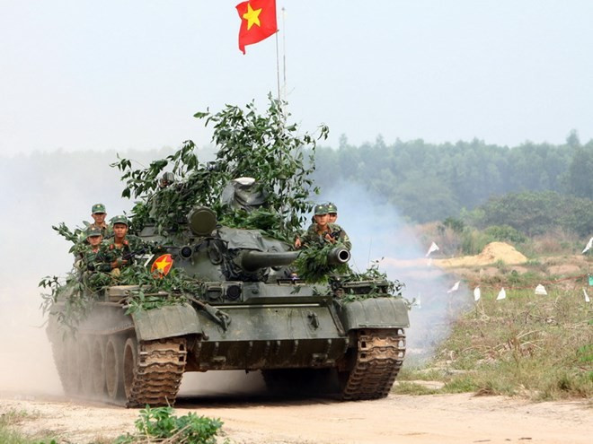 Xe tăng vượt cửa mở đưa bộ binh đánh mục tiêu địch . Xe tăng vượt cửa mở đưa bộ binh đánh mục tiêu địch