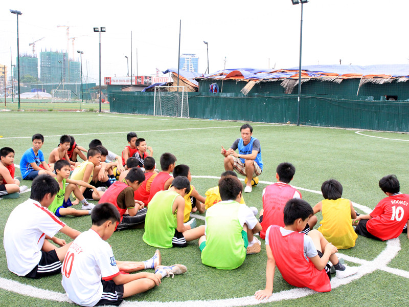 Lắng nghe huấn luyện viên họp rút kinh nghiệm sau các trận đấu, chia sẻ kinh nghiệm, kỹ năng sống. Lắng nghe huấn luyện viên họp rút kinh nghiệm sau các trận đấu, chia sẻ kinh nghiệm, kỹ năng sống