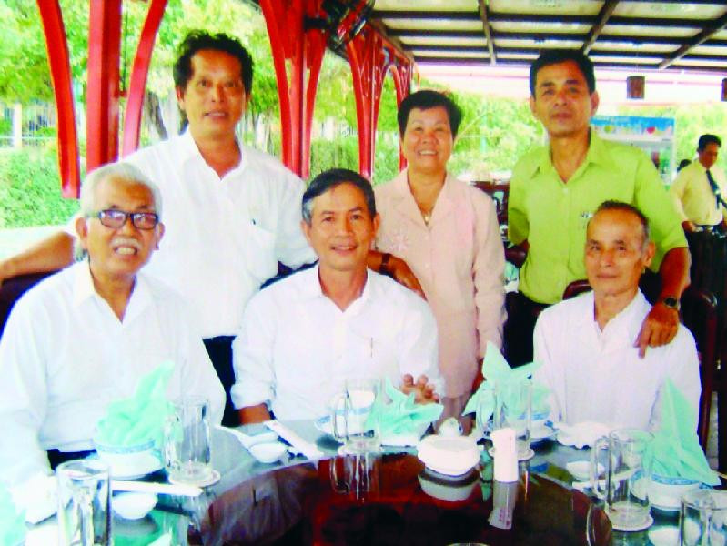 Ông Hồ Duy Hùng (ngồi giữa) trong buổi gặp đồng đội. Ông Hồ Duy Hùng (ngồi giữa) trong buổi gặp đồng đội