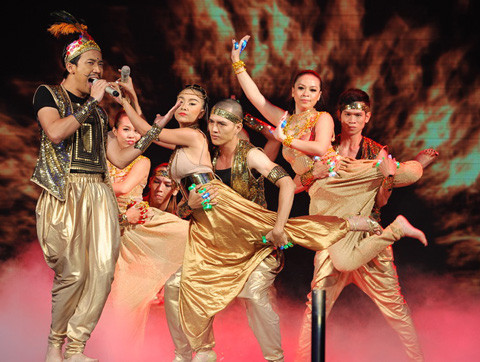 Tiết mục 'Nữ thần' của Đoan Trang - Trấn Thành. Ảnh: Lý Võ Phú Hưng