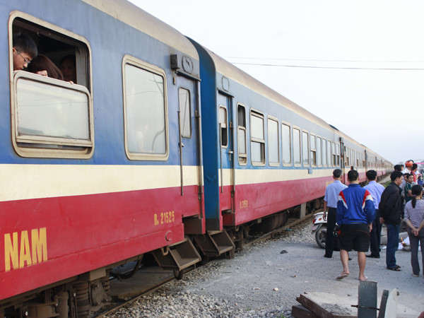 Hiện trường vụ va chạm giữa xe máy và tàu hỏa khiến người phụ nữ bị tử vong