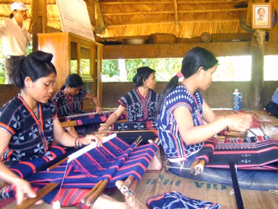 Sản phẩm dệt thổ cẩm của đồng bào Cơ tu (Quảng Nam) là thế mạnh của miền Trung 