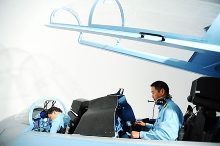 Phi công làm quen với khí tài mới trên mô hình 3D tại phòng tập tỉ lệ 1:1 . Phi công làm quen với khí tài mới trên mô hình 3D tại phòng tập tỉ lệ 1:1