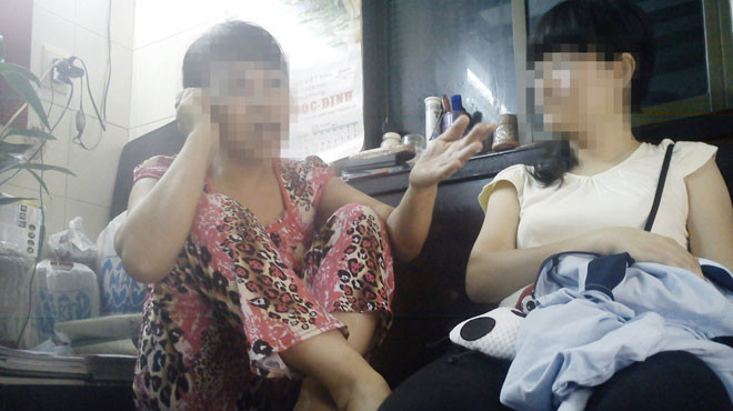 Bà Ngọc (trái) - một cò bán trứng - tiếp thị với khách hàng về tình hình sức khỏe, nhân thân trong sạch của người bán trứng. Ảnh: Đức Thanh(Tuổi Trẻ)