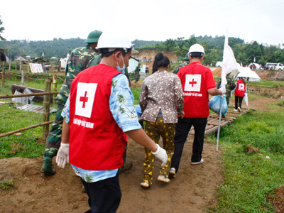 Lực lượng y tế đưa người bị thương ra khỏi hiện trường