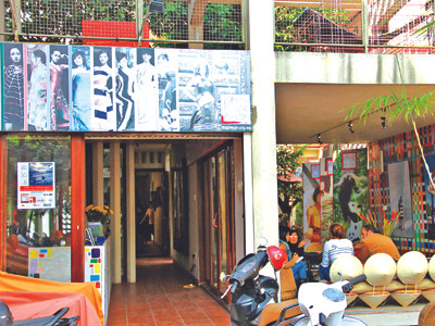 Hỏi Diego: Lần đầu hai vợ chồng đến và thấy yêu Hà Nội nên mới ở lại, liệu sau chừng ấy năm còn yêu nổi không? “Yêu chứ, vẫn yêu”.