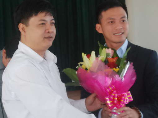 Anh Nguyễn Bá Cảnh (bên phải) được bầu làm bí thư Thành đoàn Đà Nẵng