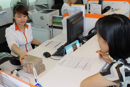 Việc đưa lãi suất các khoản vay cũ về dưới 15% không phải ngân hàng nào cũng thực hiện nghiêm túc. Ảnh: Như Ý Việc đưa lãi suất các khoản vay cũ về dưới 15% không phải ngân hàng nào cũng thực hiện nghiêm túc